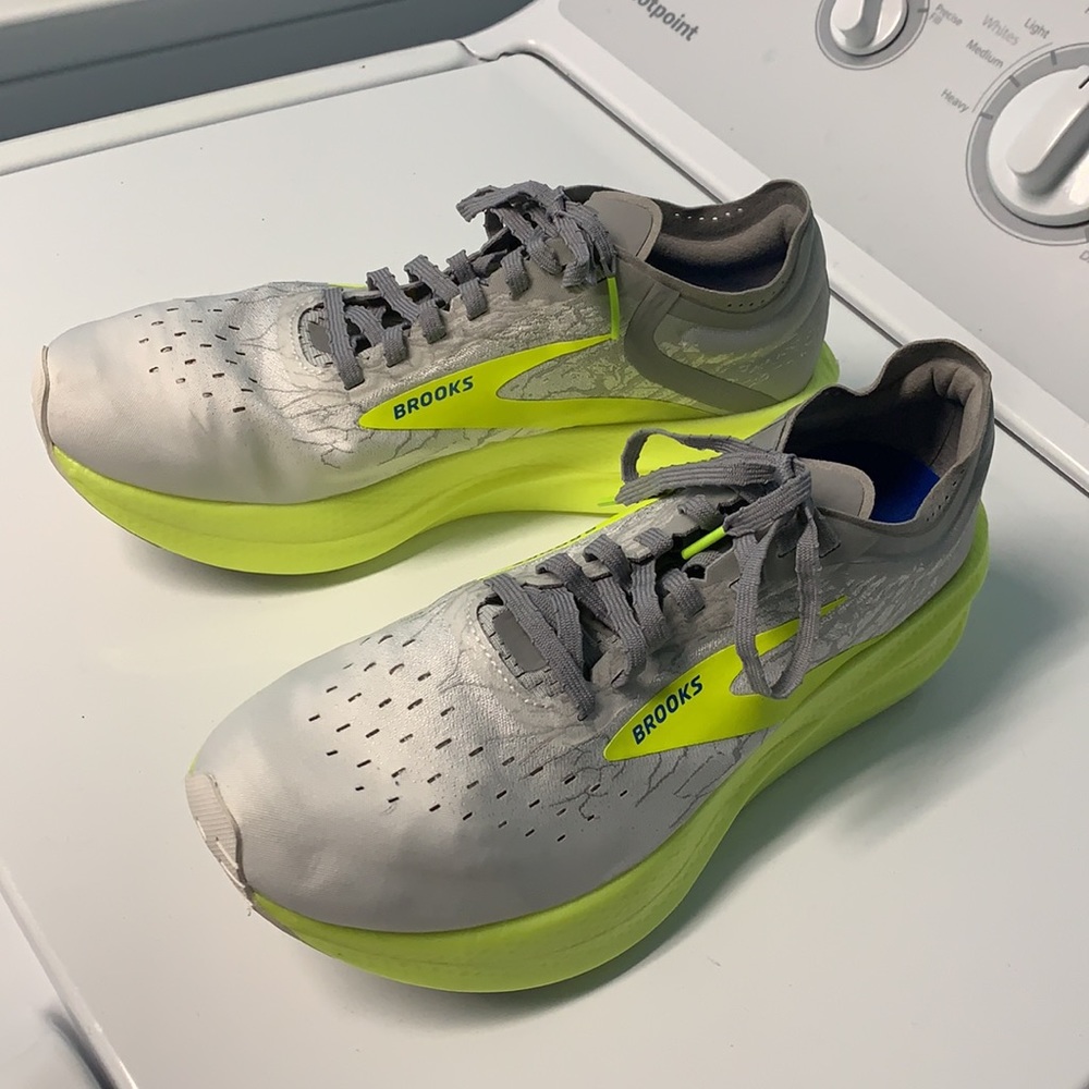 BROOKS - Picture 2 of 9
